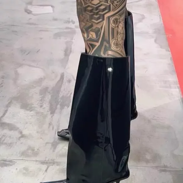Glossy Patent Knee-High Boots in black - Beniz Kloset